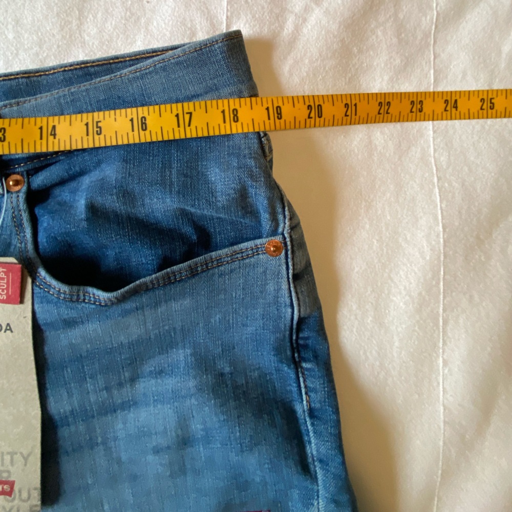 Levi's Women's Classic Blue Bermudas Size 16 - Picture 5 of 7